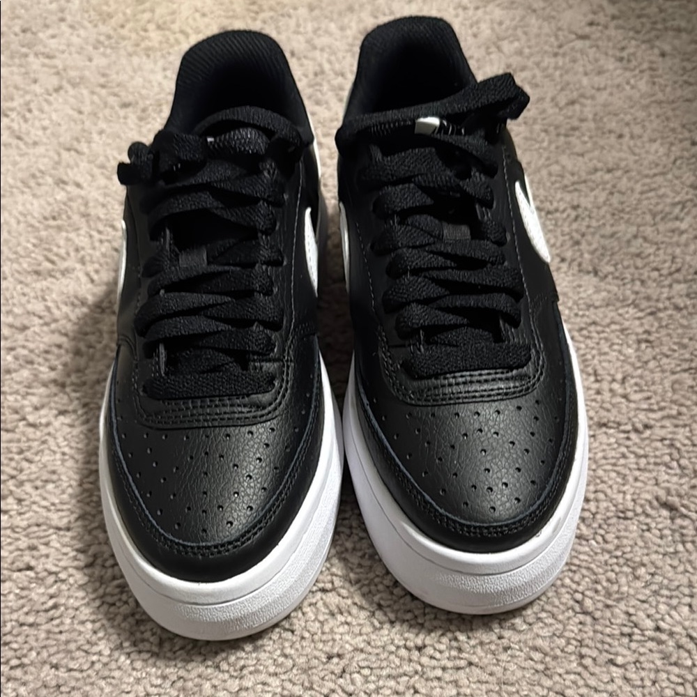 Black and White Nike Sneakers Sz 5